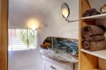 Cowabunga - Quaint and cozy bathroom